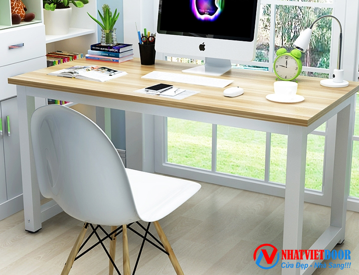 Bàn làm việc đơn giản NV100 - Thiết kế đơn giản, tối ưu không gian, bàn làm việc NV100 sẽ giúp bạn tập trung hơn vào công việc của mình. Với màu sắc trang nhã và chất liệu chắc chắn, đây là một giải pháp lý tưởng cho văn phòng nhỏ. Bàn có bề mặt rộng rãi và kệ bên dưới để đồ, giúp bạn tiết kiệm diện tích.