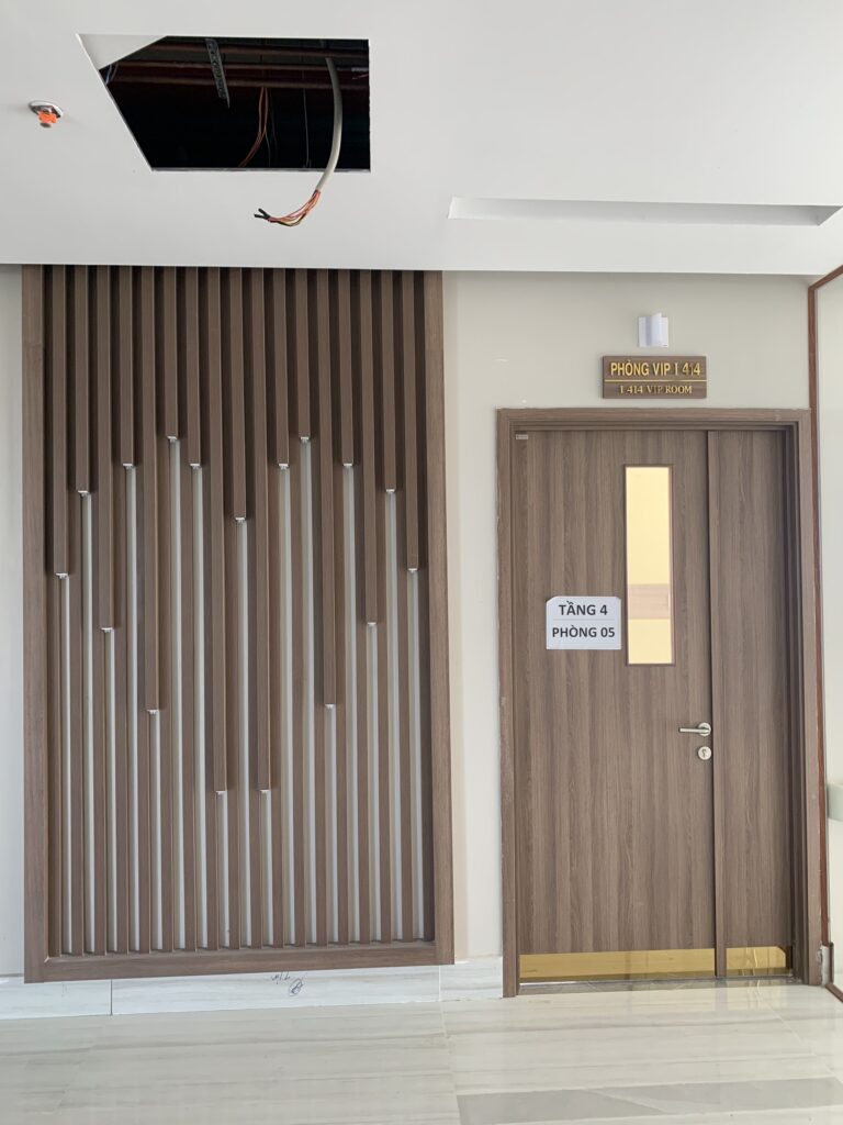 Cửa nhựa gỗ composite làm cửa văn phòng