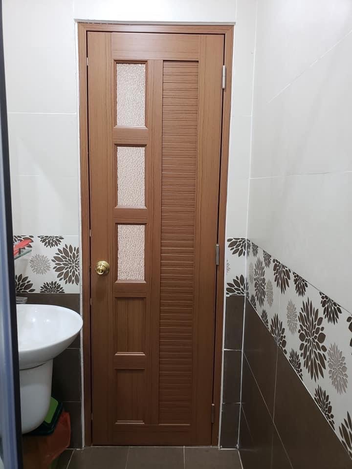 cửa nhựa giả gỗ toilet