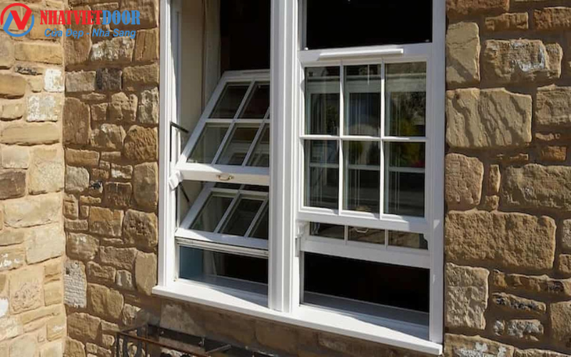 Cửa sổ mở hất cũng được làm từ nhôm kính, sắt kính hoặc nhựa lõi thép kính