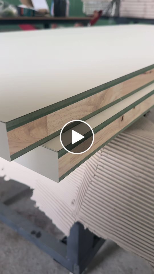 Cận cảnh cánh cửa tại xưởng sản xuất Nhật Việt Door