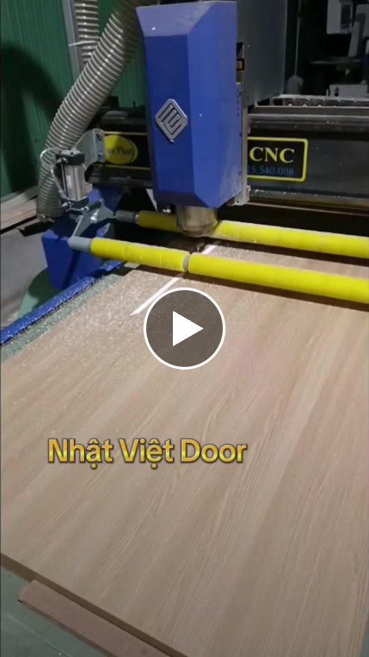 Khởi động sáng sớm tại xưởng sản xuất cửa Nhật Việt Door
